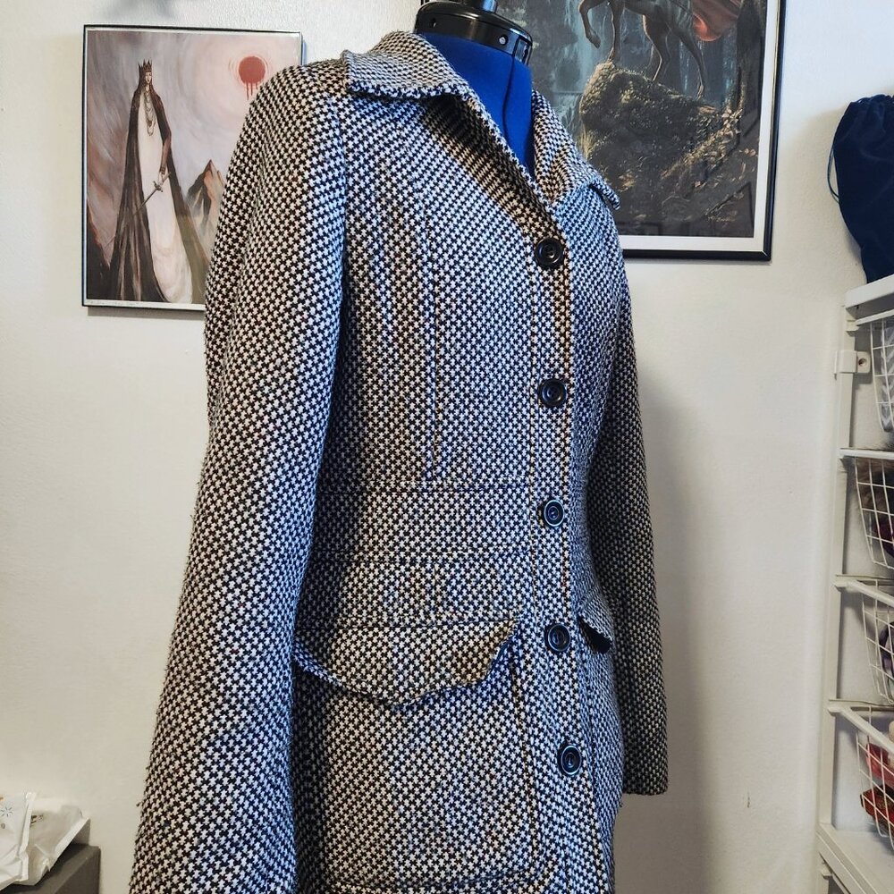 Winter coat with large pockets black and white size M